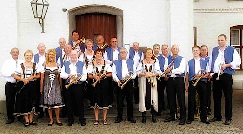 Persfoto van de Breethaler blaaskapel bij OktoberfeestArtiesten.nl