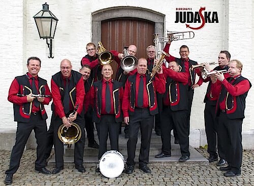 Persfoto van Judaska blaaskapel bij OktoberfeestArtiesten.nl