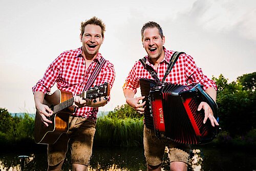 Persfoto die Rodensteiner duo bij OktoberfeestArtiesten